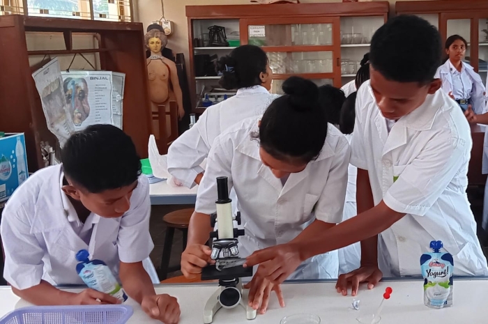 Asyiknya Praktikum Biologi